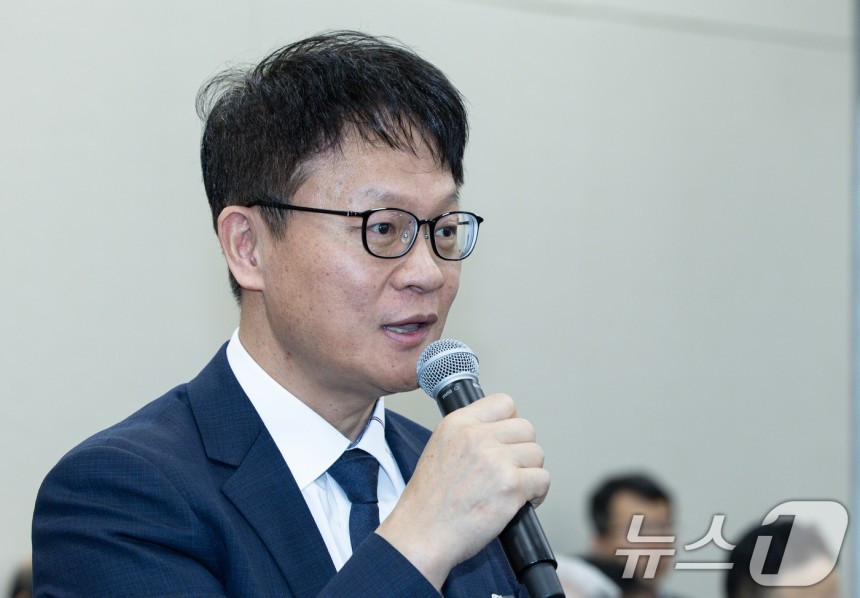 류정환 SK텔레콤 부사장이답변하고 있다.2025.4.30/뉴스1 ⓒ News1 이재명 기자