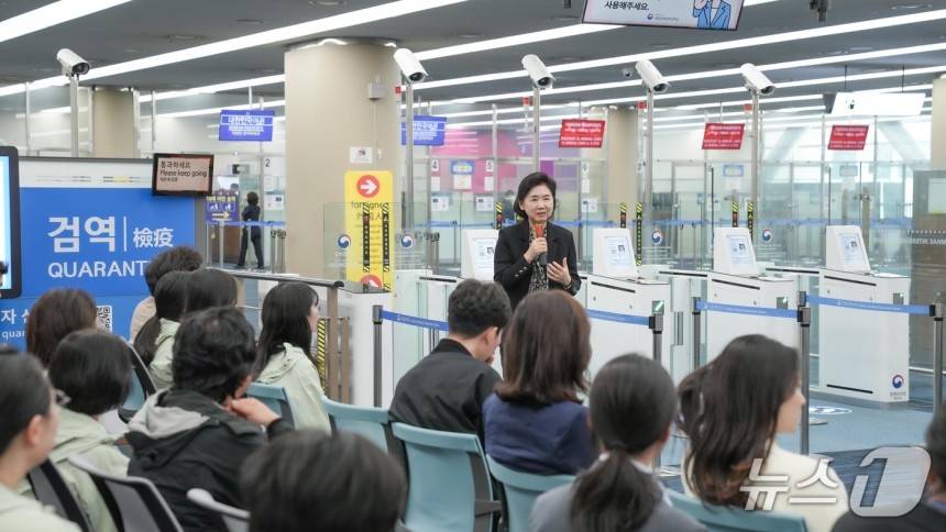 지영미 질병관리청장이 8일 국립김해공항에서 검역정책을 설명하고 있다.(질병청 제공) 2025.5.8/뉴스1