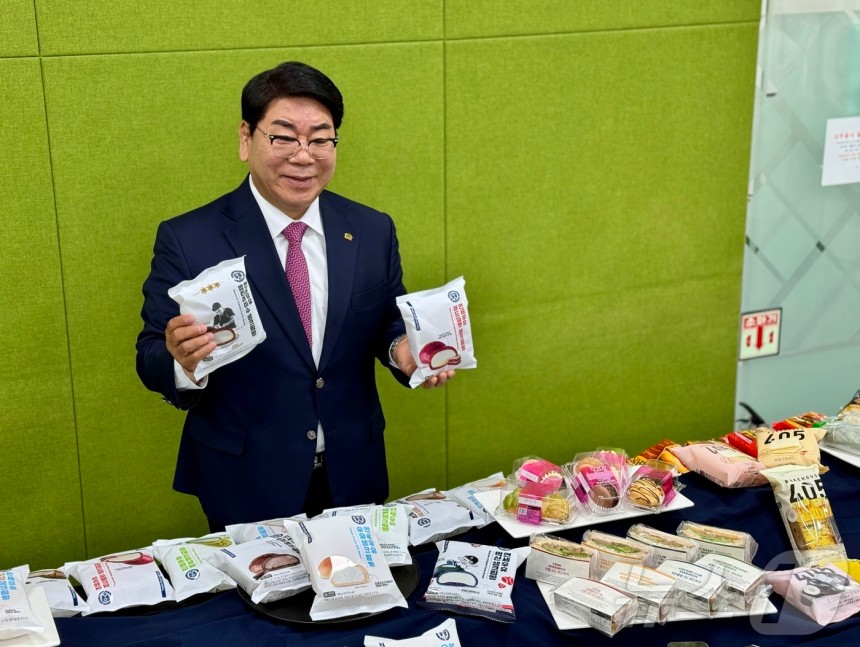 김영식 푸드코아 대표가 8일 경기 안성의 푸드코아 본사에서 제품을 선보이고 있다.ⓒ News1 이민주 기자