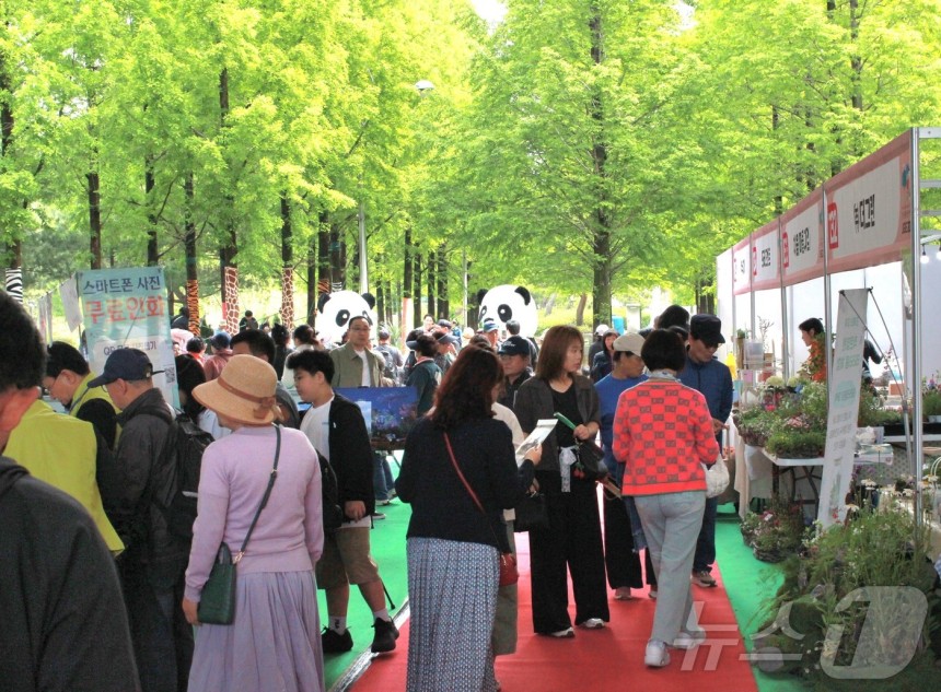 11일 전북자치도 전주월드컵광장에서 열린 '제5회 전주정원산업박람회'가 관람객으로 북적이고 있다.2025.5.11/뉴스1 ⓒ News1 신준수 기자