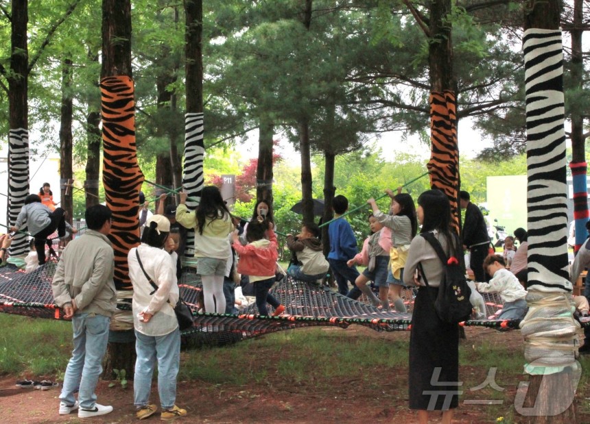 11일 전북자치도 전주월드컵광장에서 열린 '제5회 전주정원산업박람회'에서 아이들이 뛰놀고 있다.ⓒ News1 신준수 기자