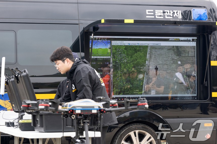 11일 서울 여의도 한강공원에서 서울경찰청 관계자가 열화상 감지 기능이 탑재된 드론으로 순찰 시연을 하고 있다.2025.5.11/뉴스1 ⓒ News1 이승배 기자