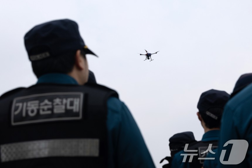 11일 서울 여의도 한강공원에서 열화상 감지 기능이 탑재된 드론이 순찰 시연을 하고 있다.2025.5.11/뉴스1 ⓒ News1 이승배 기자