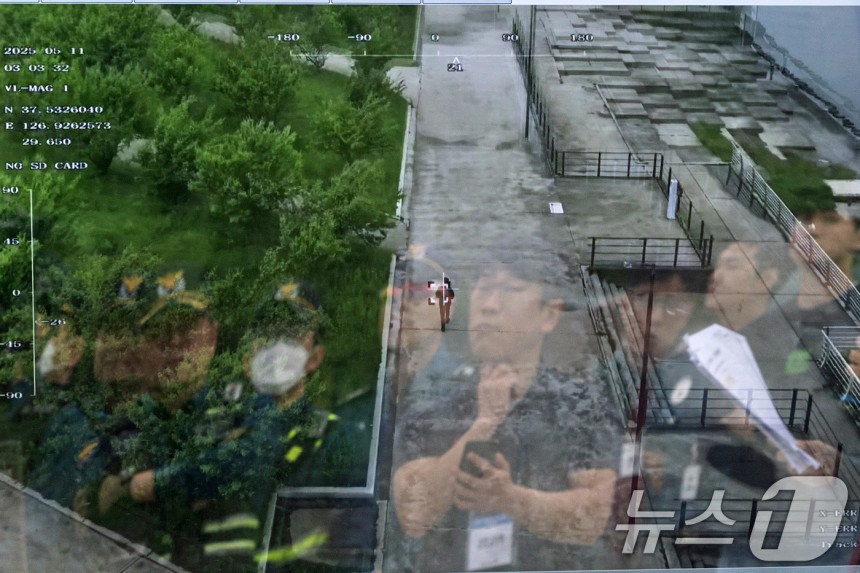 11일 서울 여의도 한강공원에서 서울경찰청 관계자가 열화상 감지 기능이 탑재된 드론으로 순찰 시연을 하고 있다.2025.5.11/뉴스1 ⓒ News1 이승배 기자
