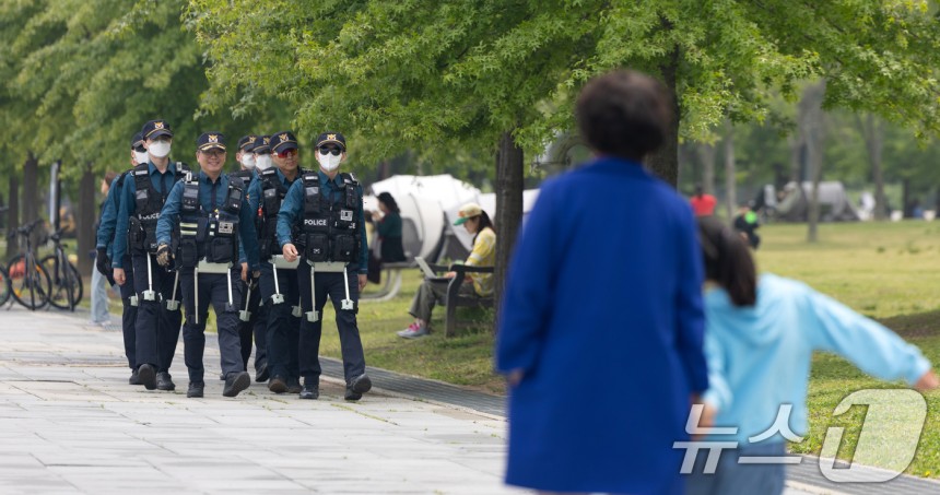 11일 서울 여의도 한강공원에서 서울경찰청 기동대원들이 웨어러블 로봇을 착용하고 순찰을 돌고 있다.2025.5.11/뉴스1 ⓒ News1 이승배 기자