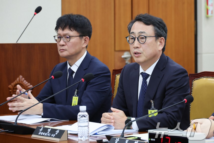 유영상 SK텔레콤 대표이사가 8일 오후 서울 여의도 국회 과학기술정보방송통신위원회에서 열린 SK텔레콤 해킹 관련 청문회에 출석해 의원 질의에 답하고 있다.왼쪽은 류정환 부사장.2025.5.8/뉴스1 ⓒ News1
