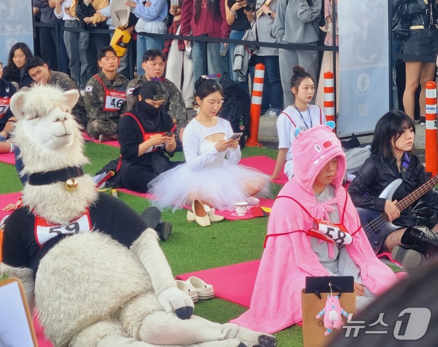 11일 오후 서울 서초구 반포한강공원 잠수교에서 '2025 한강 멍때리기 대회'가 열리고 있다.2025.5.11/뉴스1 ⓒ News1 박혜연 기자