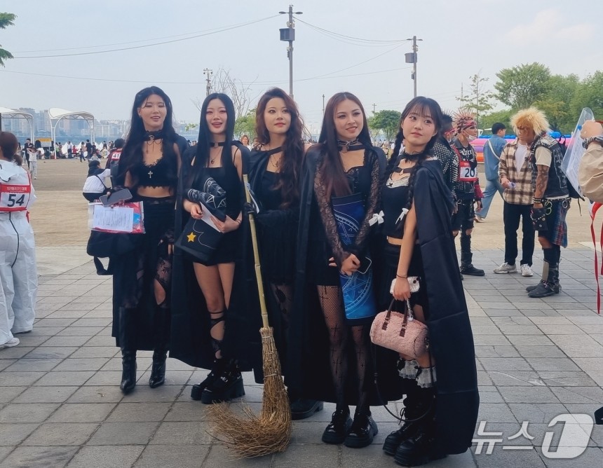 5인조 걸그룹 '위치스'가 11일 오후 '2025 한강 멍때리기 대회'에 참가하기 위해 접수처에서 대기하고 있다.2025.5.11/뉴스1 ⓒ News1 박혜연 기자