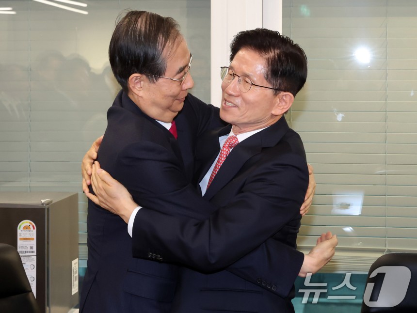 김문수 국민의힘 대선후보와 한덕수 전 국무총리가 11일 서울 여의도 국민의힘 대선후보 사무실에서 회동에 앞서,포옹을 하고 있다.(공동취재) 2025.5.11/뉴스1 ⓒ News1 이광호 기자