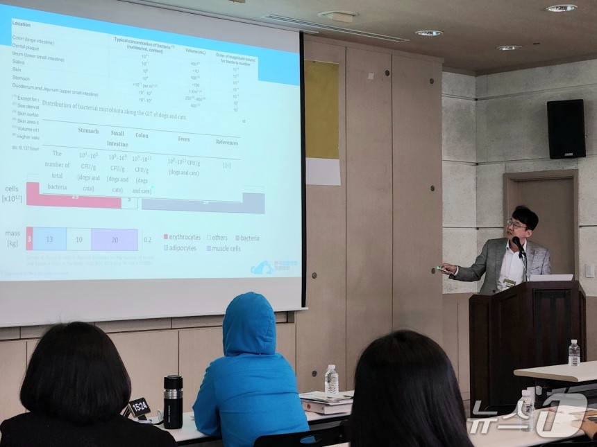 정설령 한국반려동물영양연구소 대표가 반려묘 보호자 대상 세미나에서 '유산균'에 대해 강의하고 있다.ⓒ 뉴스1 한송아 기자