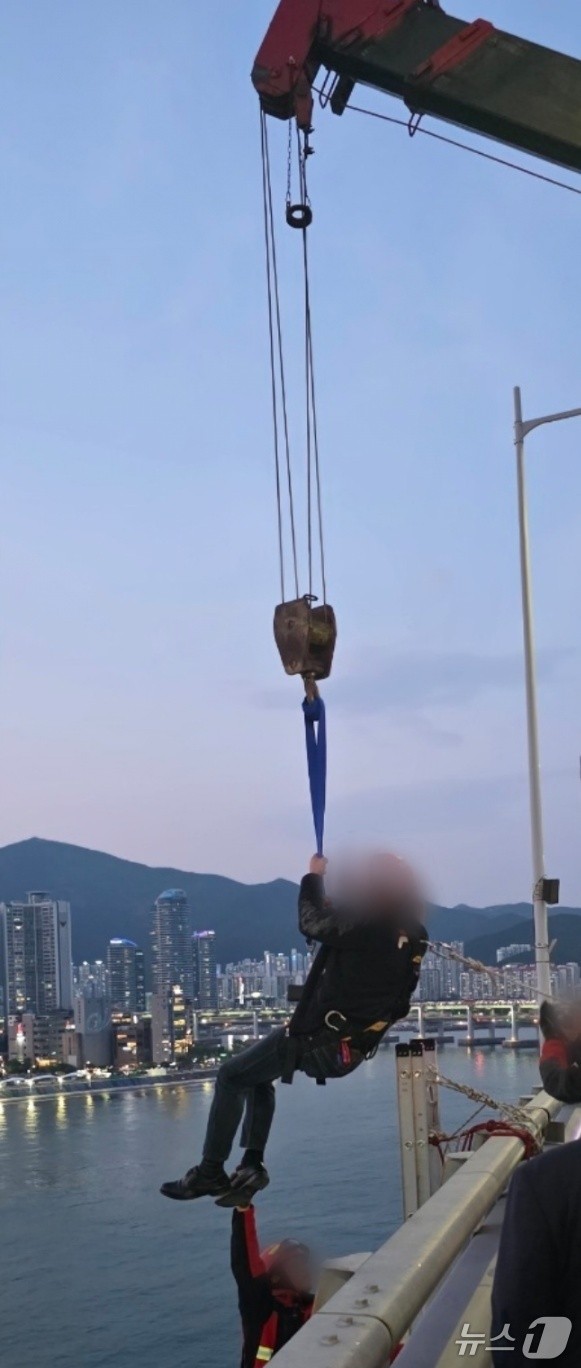 11일 오후 형제복지원 피해자 50대 A 씨가 크레인에 의해 구조되고 있다.2025.5.11.(해운대경찰서 제공.재판매 및 DB 금지)