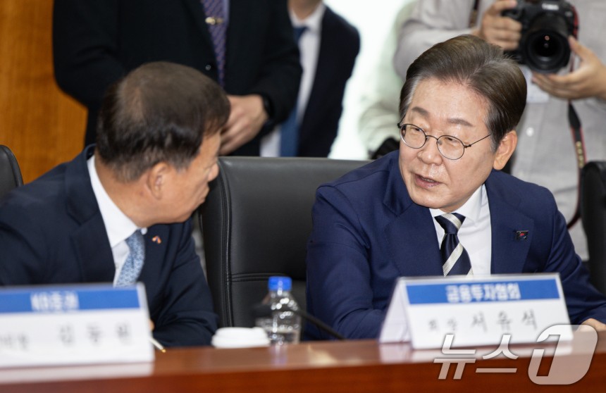 이재명 더불어민주당 경선 후보와 서유석 금융투자협회장이 21일 오전 서울 여의도 금융투자협회에서 열린 자본시장 활성화를 위한 정책간담회에서 대화를 하고 있다.2025.4.21/뉴스1 ⓒ News1 이재명 기자