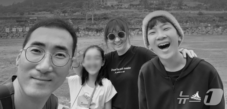 2022년 12월 강원 강릉에서 발생한 차량 급발진 의심사고로 숨진 이도현군(사진 오른쪽)과 아버지 이상훈씨(사진 왼쪽) 와 동생,<a href=