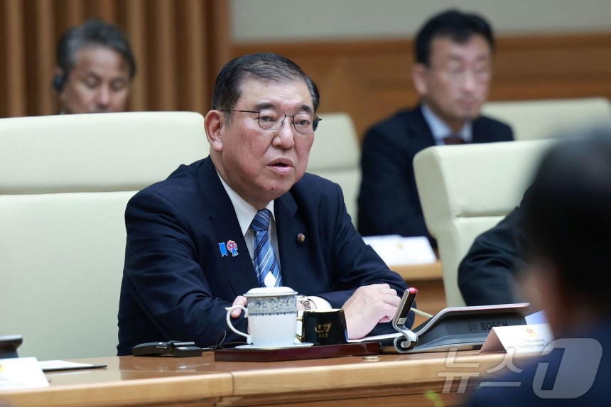 이시바 시게루 일본 총리가 28일(현지시간) 동남아 순방 중 하노이에서 팜 민 찐 베트남 총리와 회담을 하고 있다.2025.04.28 ⓒ AFP=뉴스1 ⓒ News1 우동명 기자