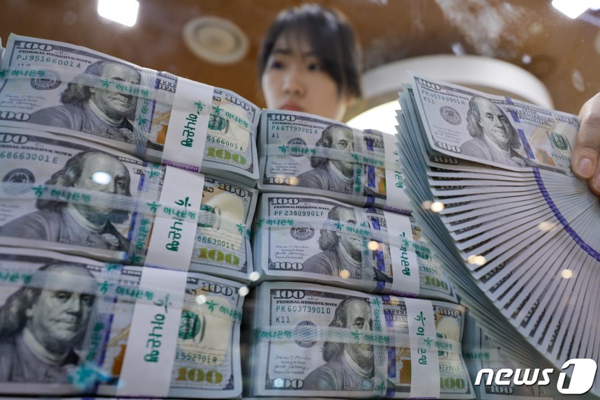 서울 중구 하나은행 명동점 위변조대응센터에서 직원이 달러화를 정리하고 있다.2024.1.29/뉴스1 ⓒ News1 안은나 기자