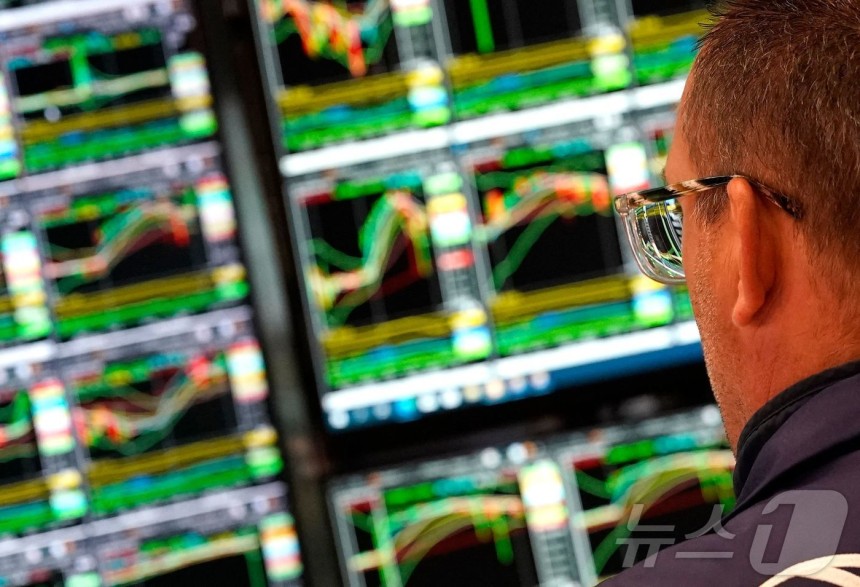 모니터를 보고 있는 NYSE 한 트레이더.ⓒ AFP=뉴스1