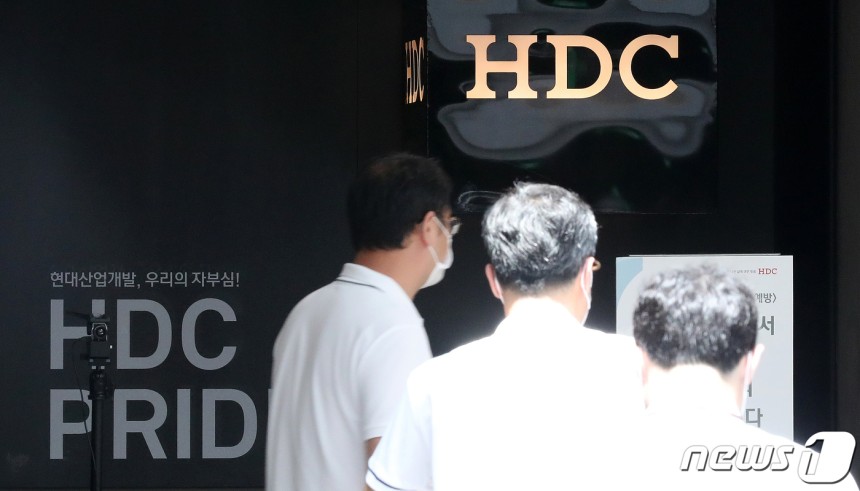 광주 동구 학동 재개발사업 4구역 5층 건물 붕괴 참사를 수사 중인 경찰이 서울 용산구 현대산업개발(HDC) 본사를 압수수색하는 모습.ⓒ News1 김진환 기자