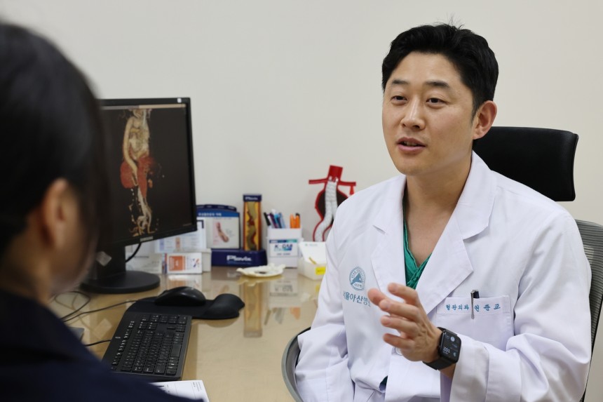 권준교 서울아산병원 혈관외과 교수가 심혈관질환 환자를 진료하고 있다.(서울아산병원 제공)