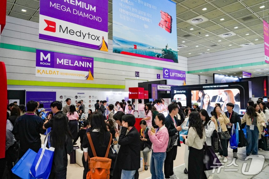 의료 관계자들이 지난 11일 '2025 대한레이저피부모발학회 춘계 학술대회'에서 메디톡스 부스를 관람하고 있다.(메디톡스 제공)/뉴스1