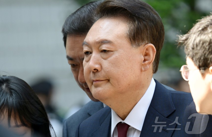 12·3 비상계엄 사태와 관련해 내란 우두머리 혐의 등으로 기소된 윤석열 전 대통령이 12일 서울 서초구 서울중앙지방법원으로 출석하고 있다.2025.05.12 사진공동취재단 ⓒ News1 사진공동취재단