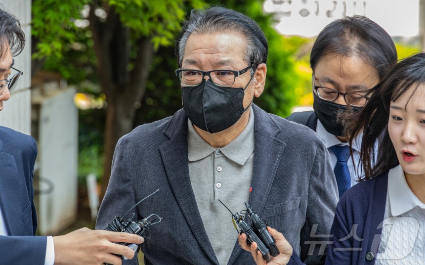 억대 불법 정치자금 수수 혐의로 불구속 기소된 무속인 '건진법사' 전성배씨가 12일 서울 양천구 서울남부지방법원에서 열린 두 번째 공판에 출석하고 있다.(공동취재) 2025.5.12/뉴스1 ⓒ News1 김도우 기