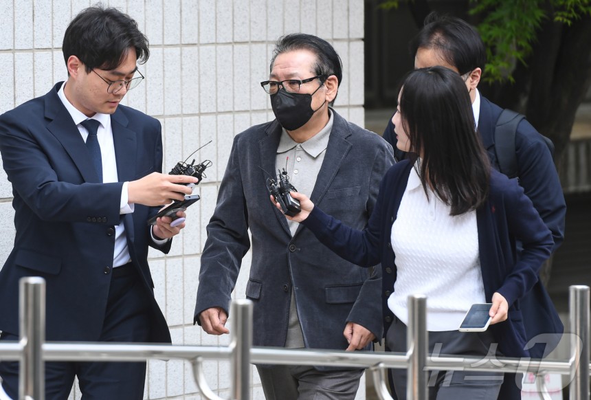 억대 불법 정치자금 수수 혐의로 불구속 기소된 무속인 '건진법사' 전성배씨가 12일 서울 양천구 서울남부지방법원에서 열린 두 번째 공판에 출석하고 있다.(공동취재) 2025.5.12/뉴스1 ⓒ News1 김도우 기