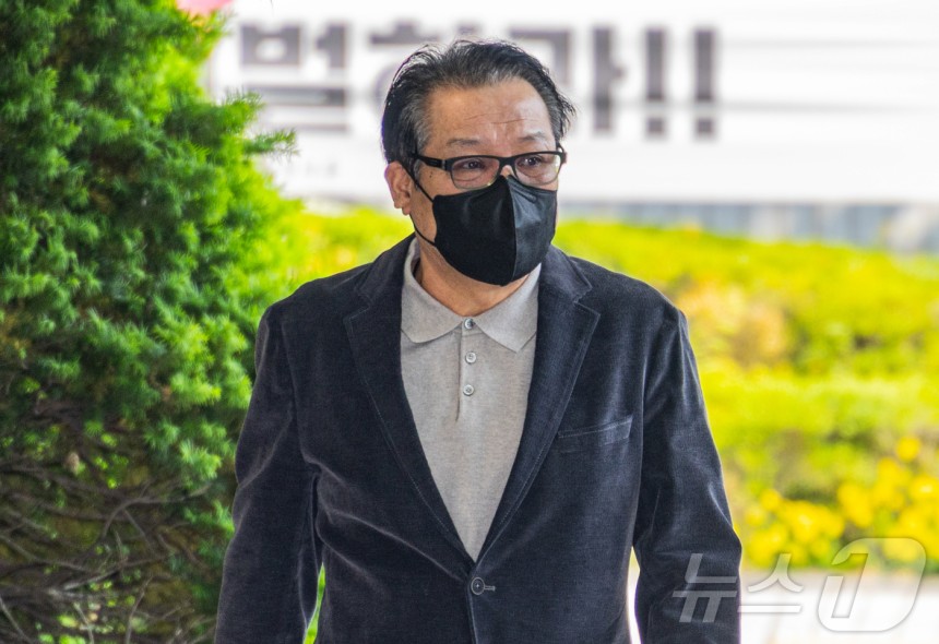 억대 불법 정치자금 수수 혐의로 불구속 기소된 무속인 '건진법사' 전성배씨가 12일 서울 양천구 서울남부지방법원에서 열린 두 번째 공판에 출석하고 있다.(공동취재) 2025.5.12/뉴스1 ⓒ News1 김도우 기