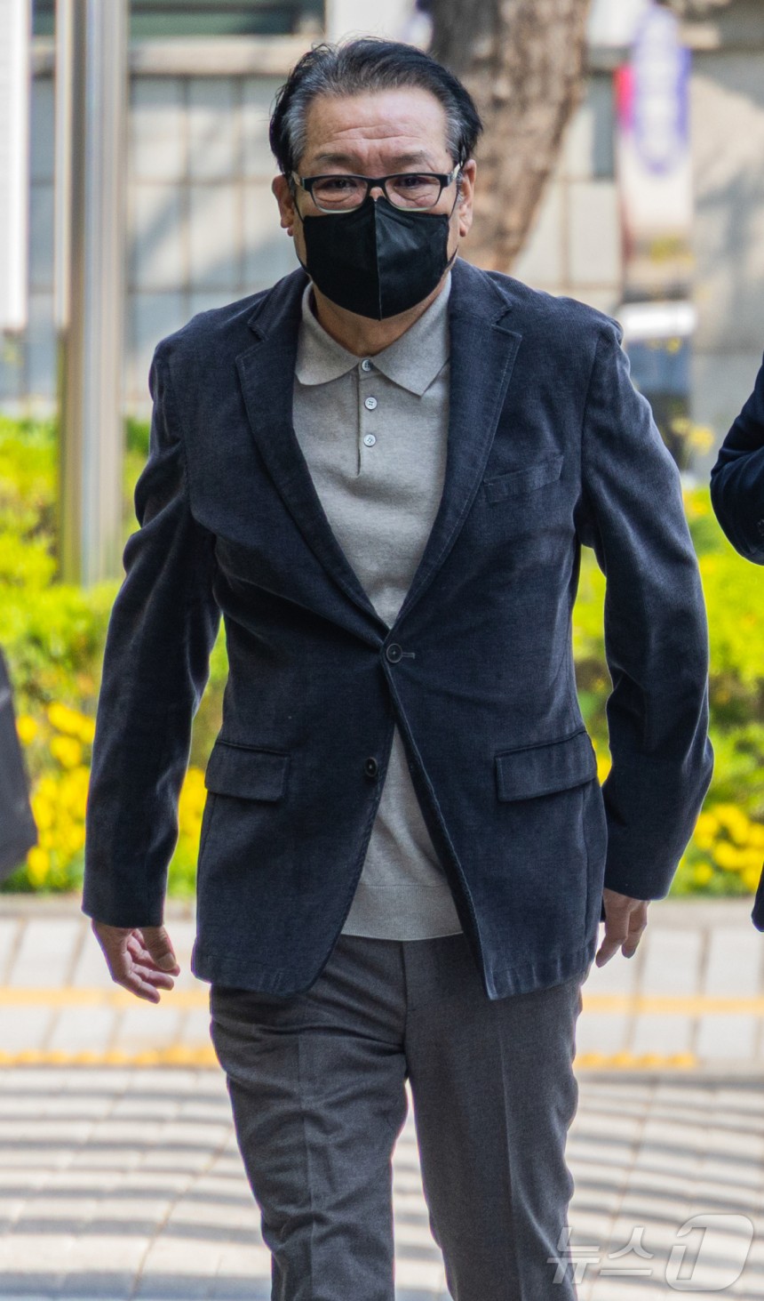 억대 불법 정치자금 수수 혐의로 불구속 기소된 무속인 '건진법사' 전성배씨가 12일 서울 양천구 서울남부지방법원에서 열린 두 번째 공판에 출석하고 있다.(공동취재) 2025.5.12/뉴스1 ⓒ News1 김도우 기