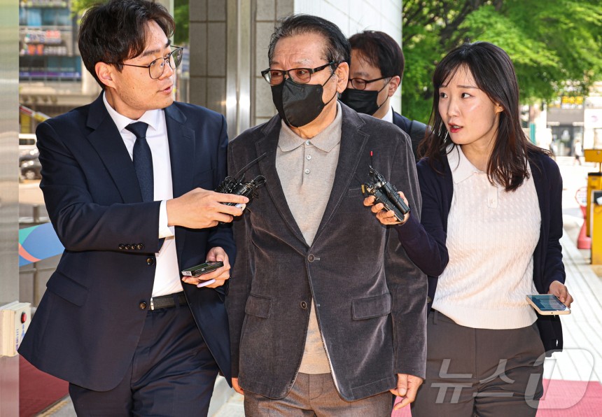 억대 불법 정치자금 수수 혐의로 불구속 기소된 무속인 '건진법사' 전성배씨가 12일 서울 양천구 서울남부지방법원에서 열린 두 번째 공판에 출석하고 있다.(공동취재) 2025.5.12/뉴스1 ⓒ News1 김도우 기