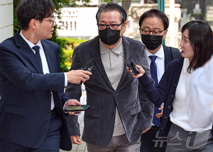 억대 불법 정치자금 수수 혐의로 불구속 기소된 무속인 '건진법사' 전성배씨가 12일 서울 양천구 서울남부지방법원에서 열린 두 번째 공판에 출석하고 있다.(공동취재) 2025.5.12/뉴스1 ⓒ News1 김도우 기