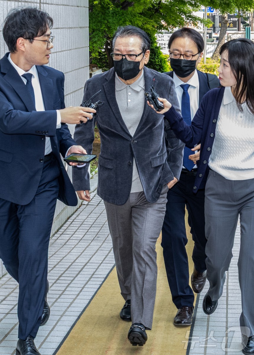 억대 불법 정치자금 수수 혐의로 불구속 기소된 무속인 '건진법사' 전성배씨가 12일 서울 양천구 서울남부지방법원에서 열린 두 번째 공판에 출석하고 있다.(공동취재) 2025.5.12/뉴스1 ⓒ News1 김도우 기
