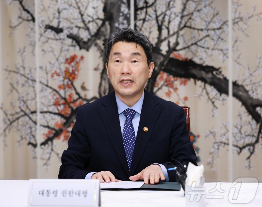 이주호 대통령 권한대행 부총리 겸 교육부 장관이 7일 서울 종로구 정부서울청사에 열린 경제안보전략 간담회에서 모두발언을 하고 있다.(교육부 제공.재판매 및 DB 금지) /뉴스1