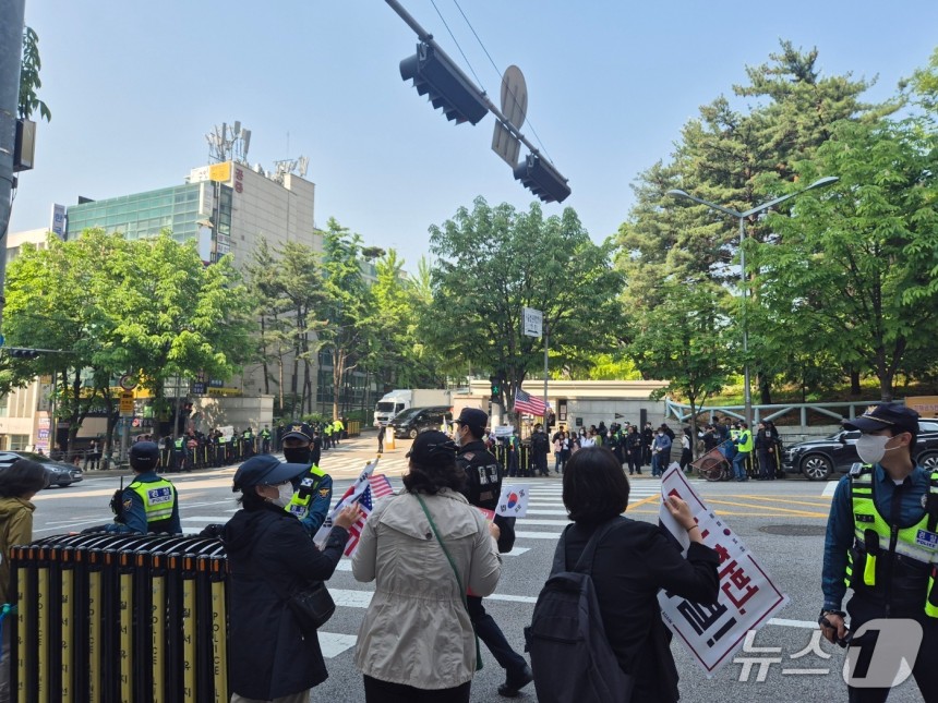 12일 오전 9시 30분 서울중앙지방법원 인근인 서울 서초구 법원청사 동문 앞에 윤석열 전 대통령 지지자들이 모여있다.ⓒ 뉴스1 남해인 기자