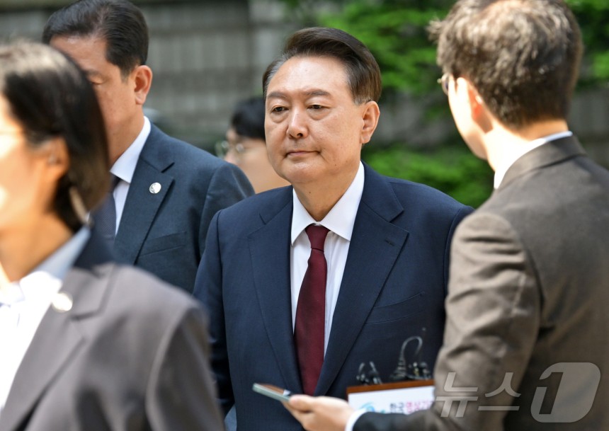 윤석열 전 대통령이 12일 오전 서울 서초구 중앙지방법원에서 열린 내란 우두머리 혐의,직권남용 권리행사방해 혐의 사건 3차 공판에 출석하고 있다.2025.5.12/뉴스1 ⓒ News1 사진공동취재단