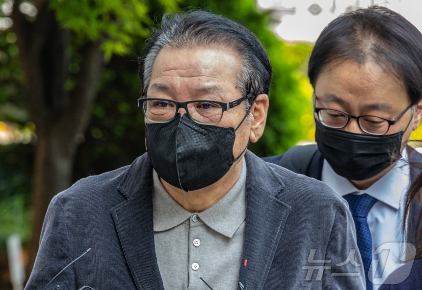 억대 불법 정치자금 수수 혐의로 불구속 기소된 무속인 '건진법사' 전성배씨가 12일 서울 양천구 서울남부지방법원에서 열린 두 번째 공판에 출석하고 있다.(공동취재) 2025.5.12/뉴스1 ⓒ News1 김도우 기