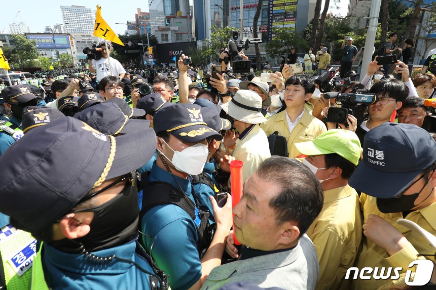 17일 오전 대구 중구 중앙로 대중교통전용지구에서 열리는 제15회 대구퀴어문화축제를 앞두고 행정대집행에 나선 공무원들이 행사 차량의 진입을 막으려 하자 경찰이 이들을 해산시키는 과정에서 공무원과 경찰이 충돌해 뒤엉켜