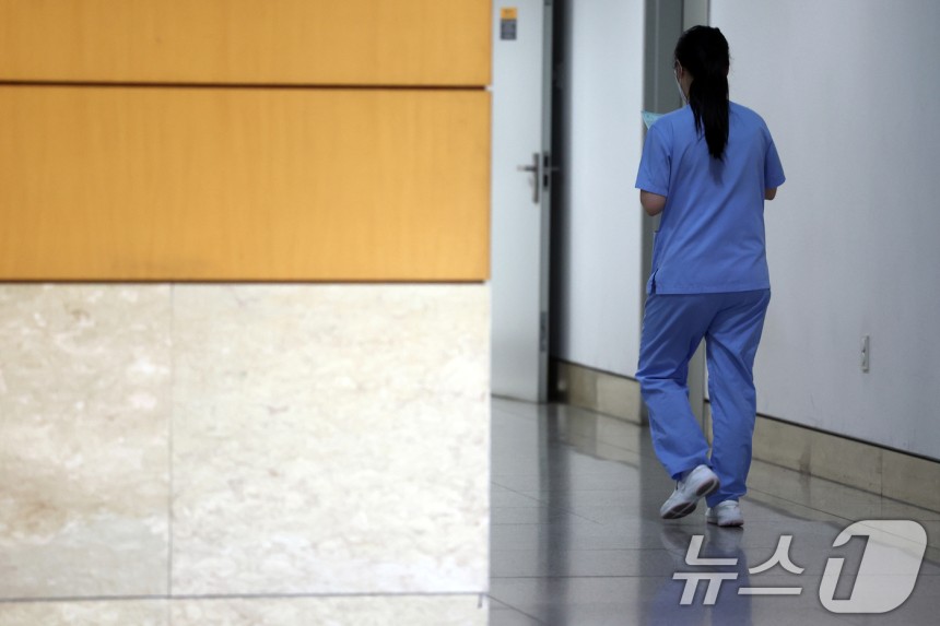 4일 서울 시내 한 대형병원에서 간호사들이 발걸음을 옮기고 있다.2025.3.4/뉴스1 ⓒ News1 황기선 기자