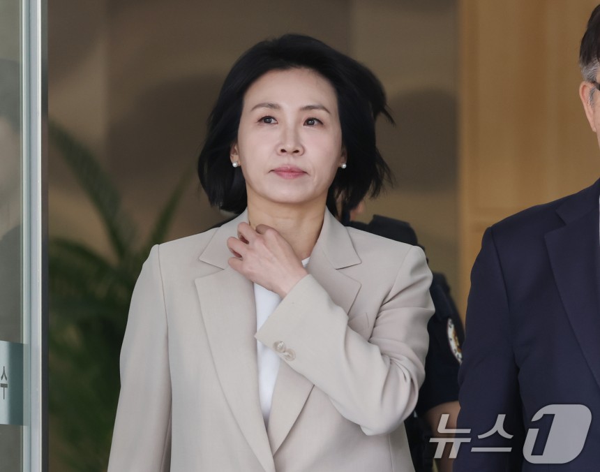 '공직선거법 위반' 혐의로 1심에서 벌금형을 선고받은 이재명 더불어민주당 대통령 후보의 부인 김혜경 여사가 12일 오후 경기 수원시 영통구 수원고등법원에서 열린 항소심 선고 공판을 마치고 나오고 있다.이 여사는 이
