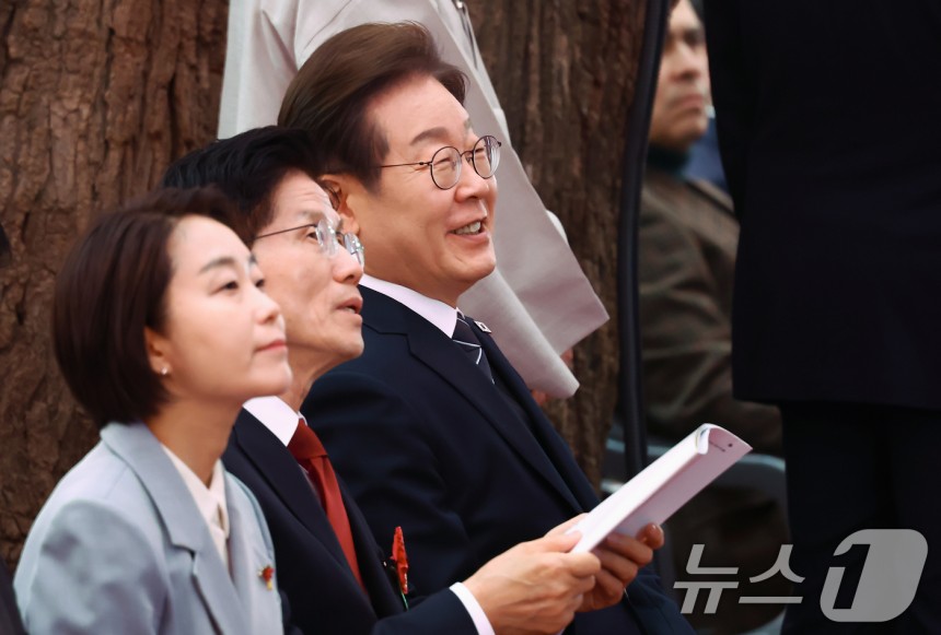 이재명 더불어민주당 대통령 후보와 김문수 국민의힘 대통령 후보가 5일 서울 종로구 조계사에서 열린 불기 2569년 부처님오신날 봉축법요식에 참석해 자리하고 있다./뉴스1 ⓒ News1 김민지 기자