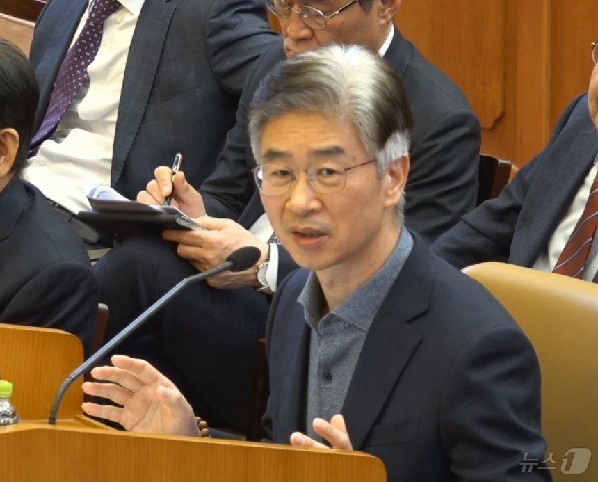 김봉식 전 서울경찰청장이 13일 서울 종로구 헌법재판소에서 열린 윤석열 대통령 탄핵심판 8차 변론에서 발언을 하고 있다.(헌법재판소 제공.재판매 및 DB 금지) 2025.2.13/뉴스1