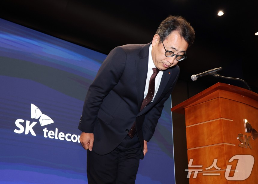유영상 SK텔레콤 대표이사가 2일 오전 서울 중구 SK텔레콤 T타워에서 열린 사이버 침해 관련 일일 브리핑에서 유심(USIM) 정보 해킹 사고와 관련해 고개 숙여 사과하고 있다.2025.5.2/뉴스1 ⓒ News1