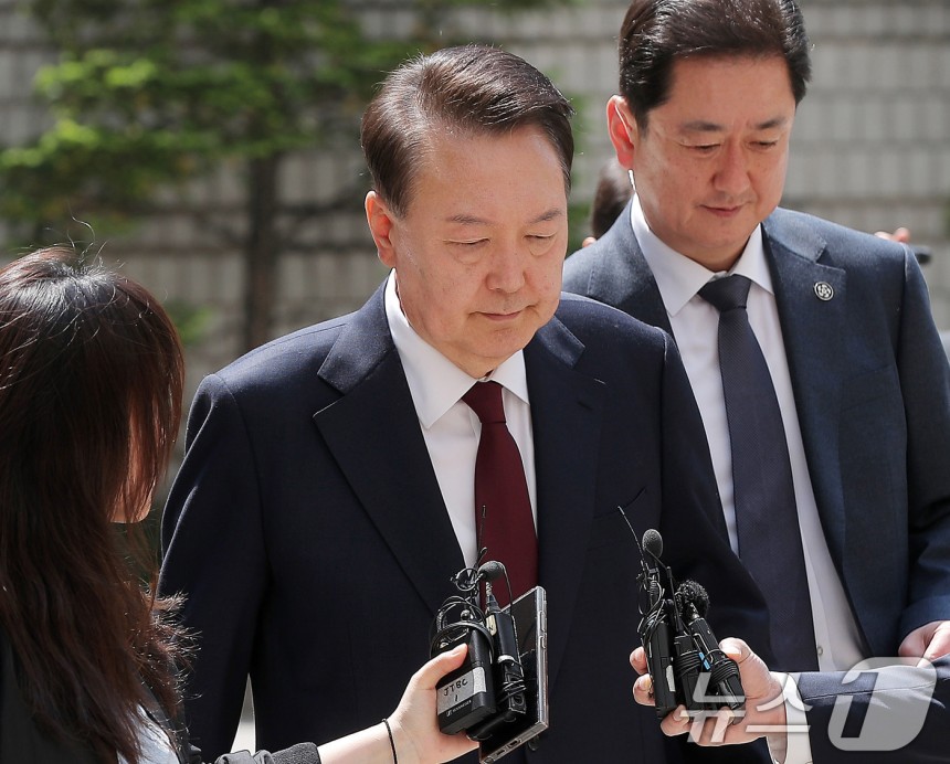 내란 우두머리 혐의로 기소된 윤석열 전 대통령이 12일 서울 서초구 중앙지법에서 오후부터 재개되는 공판에 출석하고 있다.2025.5.12/뉴스1 ⓒ News1 사진공동취재단