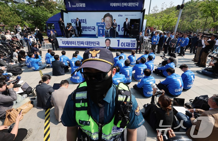 이재명 더불어민주당 대통령 후보가 제21대 대통령 선거 공식 선거운동 첫날인 12일 오후 경기 화성시 동탄 센트럴파크 음악분수중앙광장에서 집중유세를 벌이는 가운데 경찰이 경계근무를 서고 있다.(공동취재) 2025.