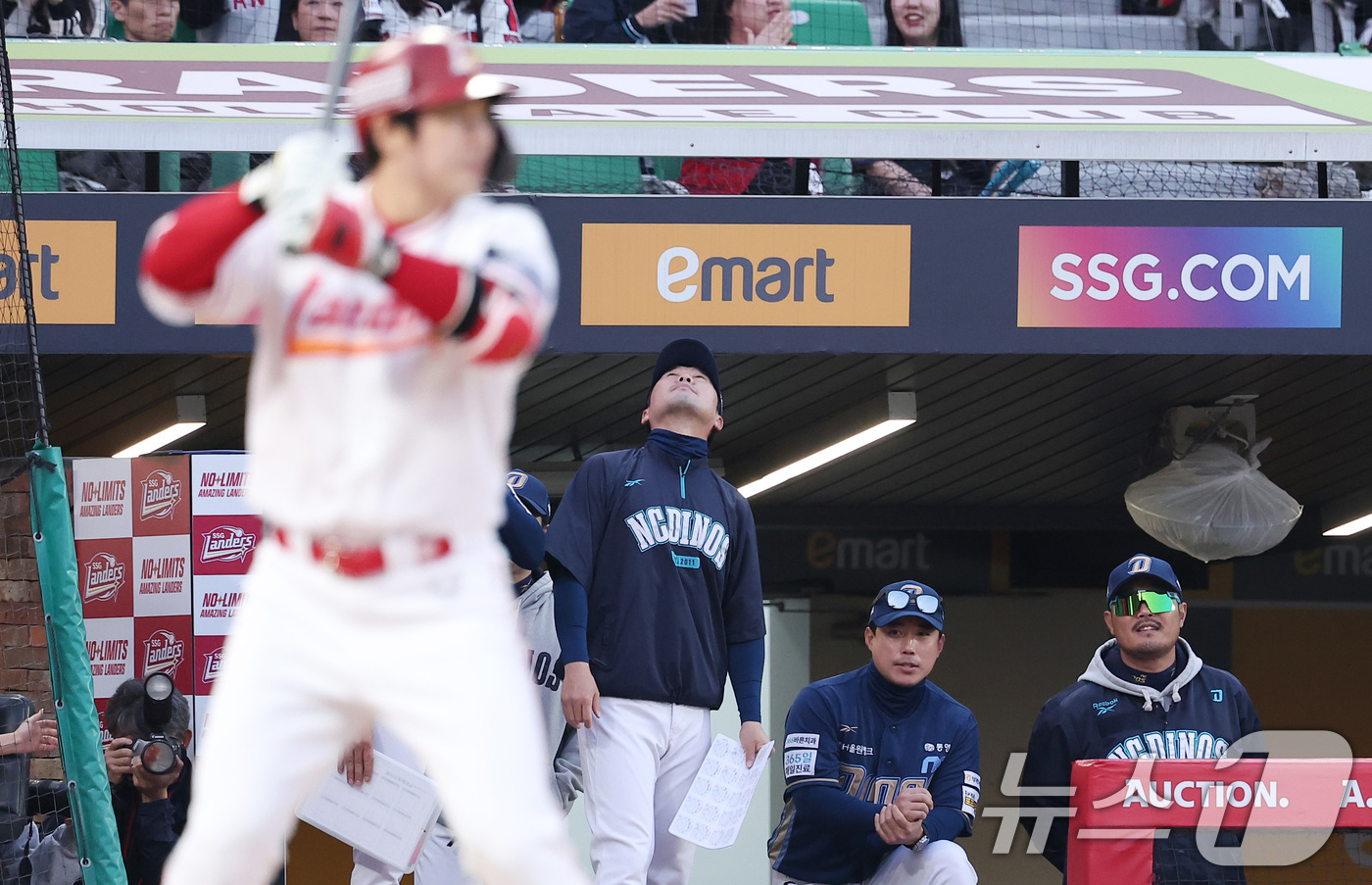 <b>최정</b> 바라보는 <b>이호준 감독</b>