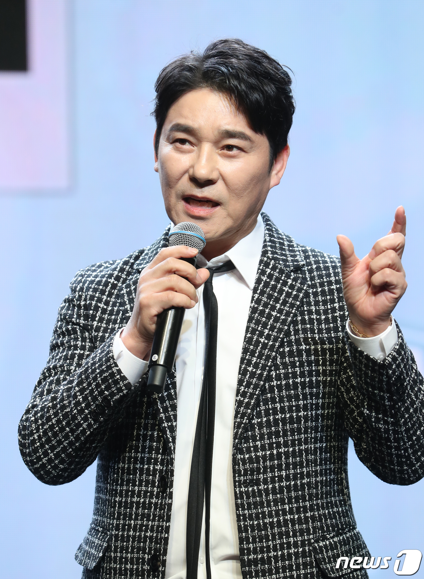<b>임창정</b>, <b>제이지스타</b>와 전속<b>계약</b>…"진솔한 대화로 오해 풀어" 전폭 지원