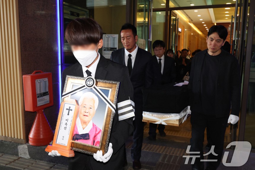 일본군 위안부 피해 사실 알린 이옥선 할머니 발인 엄수