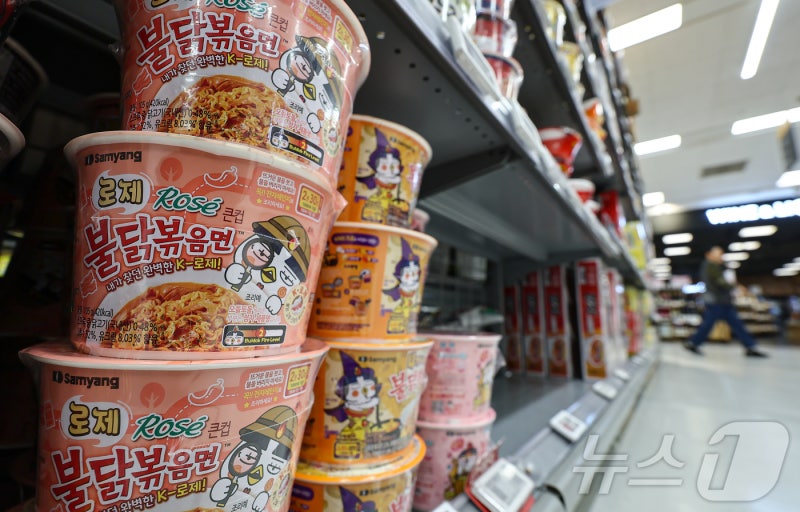 삼양식품 '<b>MSCI</b> 지수' <b>편입</b> 호재에…또 장중 100만원 돌파[핫종목]