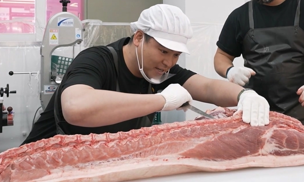 '<b>나혼산</b>' <b>이장우</b>, <b>정육</b> 세계 입문…고기 해체 도전 [N컷]