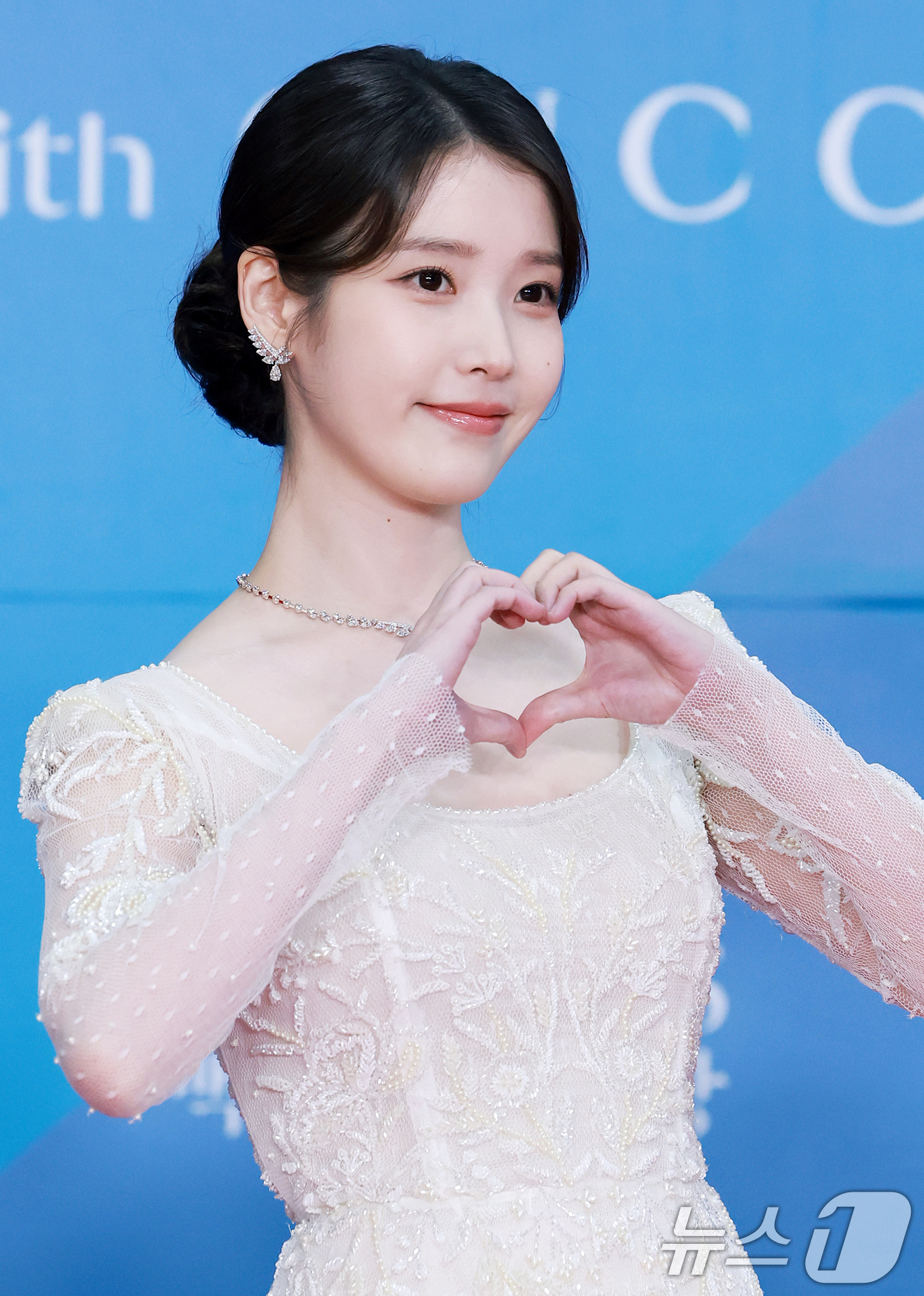 <b>아이유</b>, <b>생일</b> 맞아 <b>2억</b> <b>기부</b>…또 통큰 선행 행보