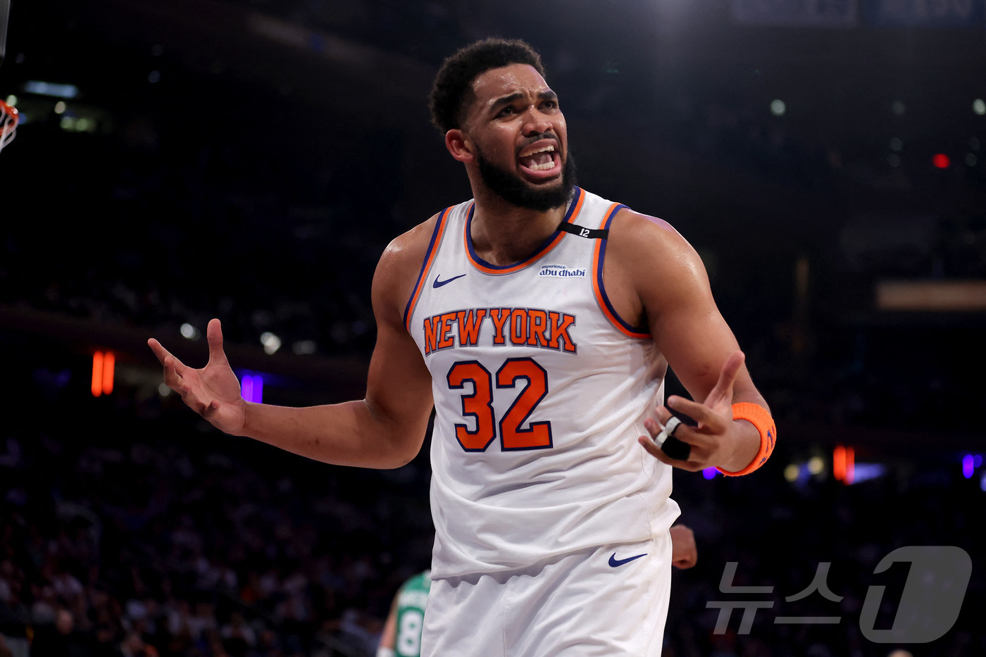 NBA <b>뉴욕</b>, '디펜딩 챔프' <b>보스턴</b> 꺾고 25년 만에 <b>동부 결승</b> 진출